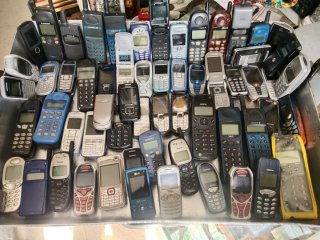 Lote 70 teléfonos móviles antiguos