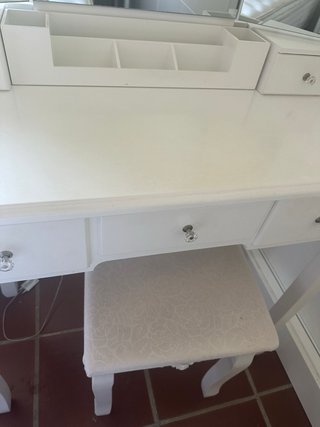 Tocador con espejo y banco