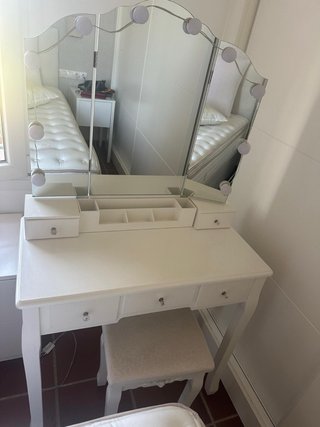 Tocador con espejo y banco