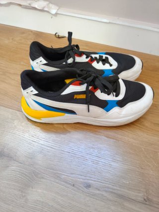 Zapatillas Puma Negras con Detalles