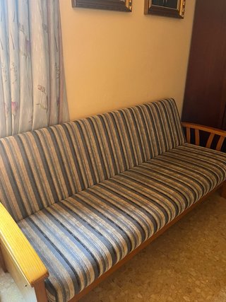 Sofá cama de madera y tela. Se hace cama de 1,35
