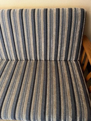 Sofá cama de madera y tela. Se hace cama de 1,35