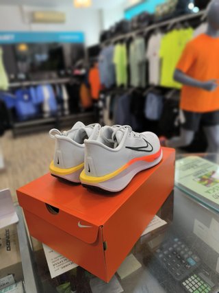Nike Quest 6 Hombre Talla 42 Gris Naranja
