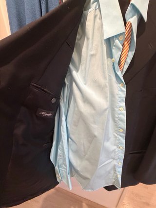 Traje negro con camisa azul