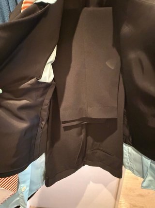 Traje negro con camisa azul