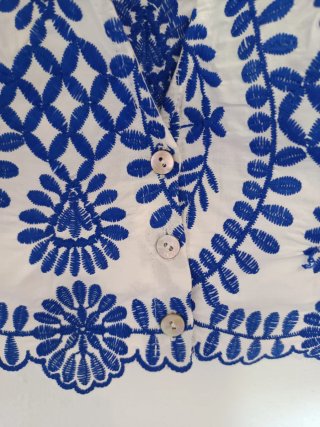 Chaleco bordado azul y blanco Talla XS