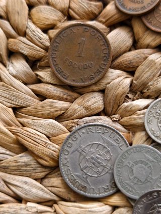 Lote 36 monete RARE Angola e Mozambico