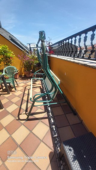 Balancín de terraza verde y blanco usado