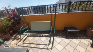 Balancín de terraza verde y blanco usado