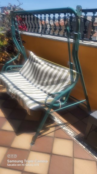 Balancín de terraza verde y blanco usado