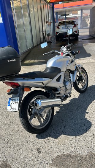 Honda CBF 250 Naked Blanca y Negra