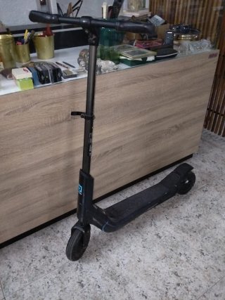 Patinete eléctrico negro