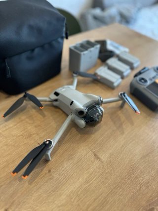 Dron DJI Mini 4 Pro Fly More Combo