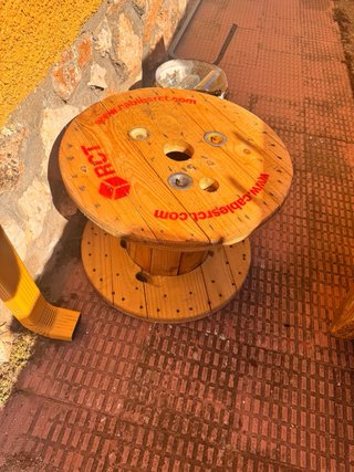 Mesa de madera mas 4 ruedas de cable