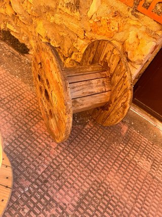 Mesa de madera mas 4 ruedas de cable