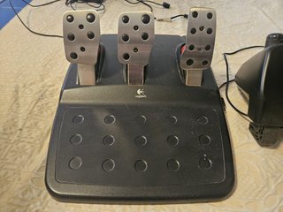 Volante Logitech G25 con pedales y cambio