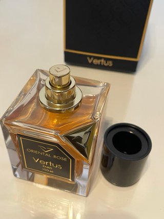 Perfume Vertus Negro y Dorado