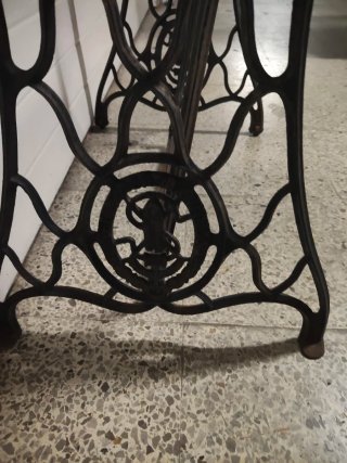 Pie de máquina de coser antigua