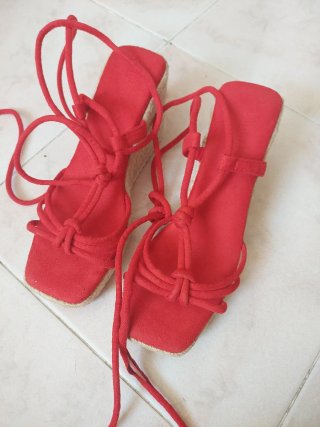 Sandalias rojas con cuerdas