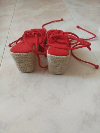 Sandalias rojas con cuerdas