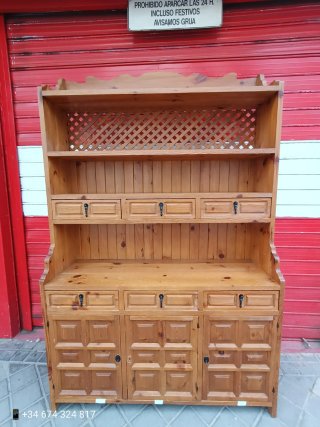 Mueble de madera maciza