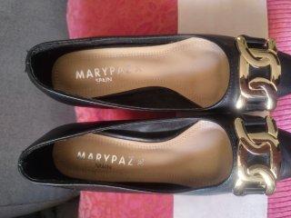 Zapatos tacón Marypaz negros con eslabón dorado