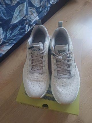 Zapatillas Skechers GOrun beige/gris