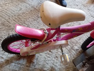Bicicleta infantil rosa con casco