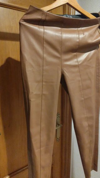 Pantalones efecto piel Zara marrones Talla XL