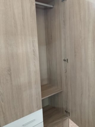 Armario de madera con cajones