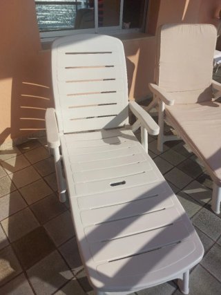 2 Tumbonas de plástico blancas