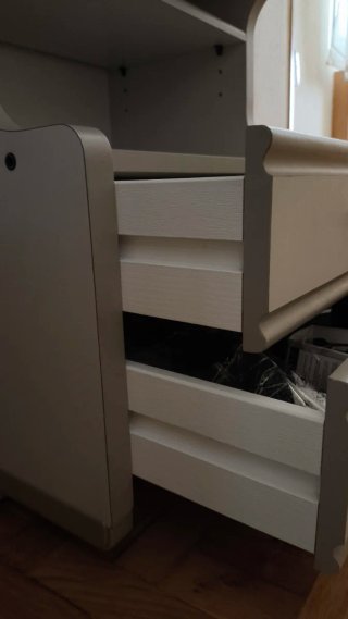 Escritorio gris y blanco con cajones