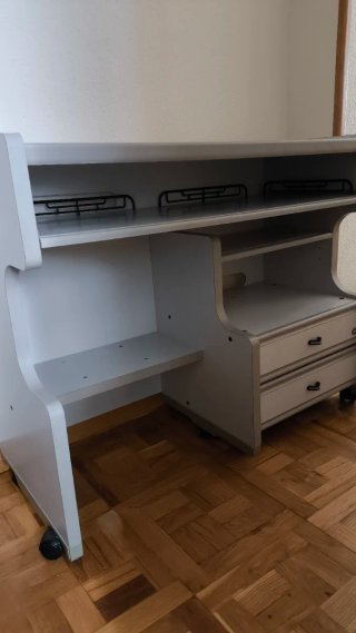 Escritorio gris y blanco con cajones
