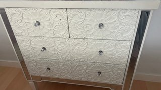 Mesita de noche blanca con cajones y espejo