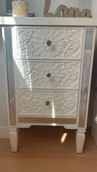 Mesita de noche blanca con cajones y espejo
