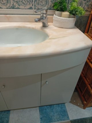 Lavabo de mármol y mueble porcelana beige