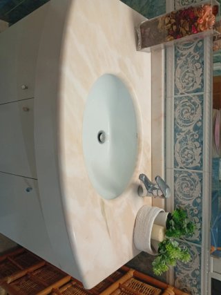 Lavabo de mármol y mueble porcelana beige