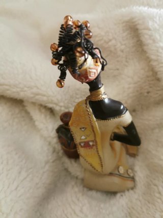 Figura decorativa mujer africana con cántaro