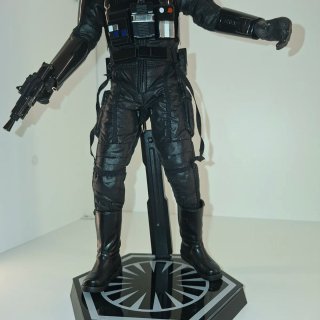 Hot Toys Piloto TIE First Order Star Wars