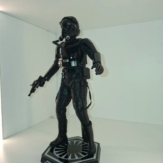 Hot Toys Piloto TIE First Order Star Wars