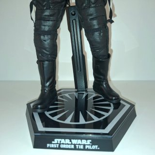 Hot Toys Piloto TIE First Order Star Wars