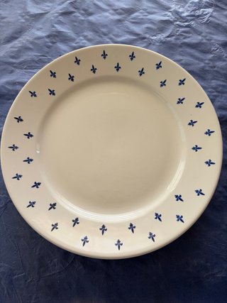 Plato de cerámica con diseño de flor de lis