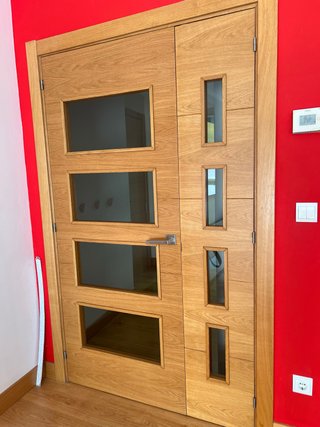 Puerta madera con cristal salón.
