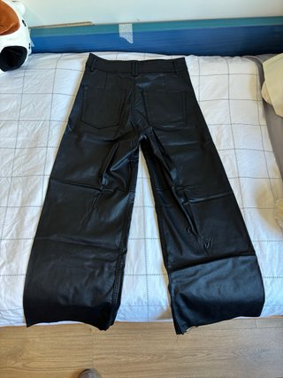 Pantalón ancho cuero negro Stradivarius T40