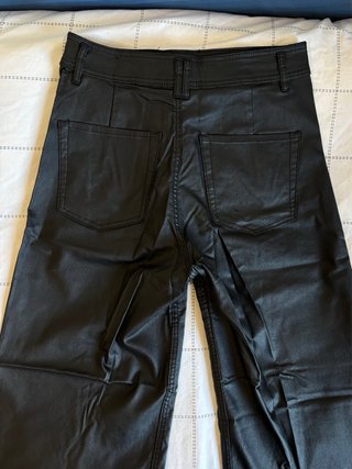 Pantalón ancho cuero negro Stradivarius T40