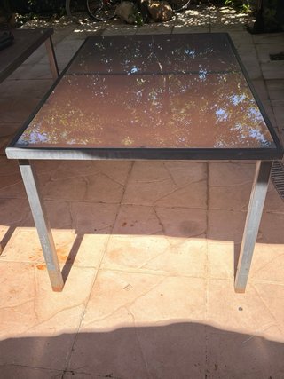Mesa de cristal y metal