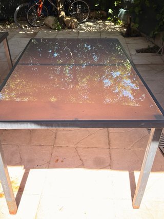 Mesa de cristal y metal