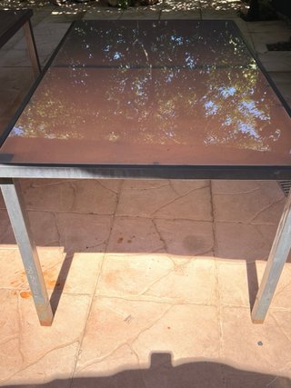 Mesa de cristal y metal