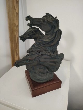 Scultura in bronzo con 3 cavalli di Pau Marcell