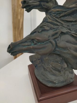 Scultura in bronzo con 3 cavalli di Pau Marcell